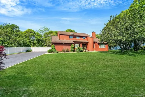 6 Sachem Court Farmingville NY 11738