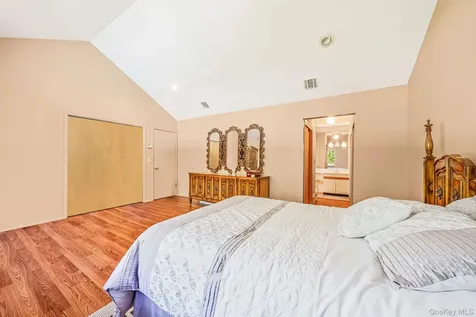 6 Sachem Court Farmingville NY 11738