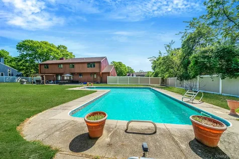 6 Sachem Court Farmingville NY 11738