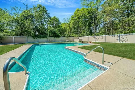 6 Sachem Court Farmingville NY 11738