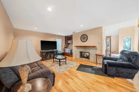 6 Sachem Court Farmingville NY 11738