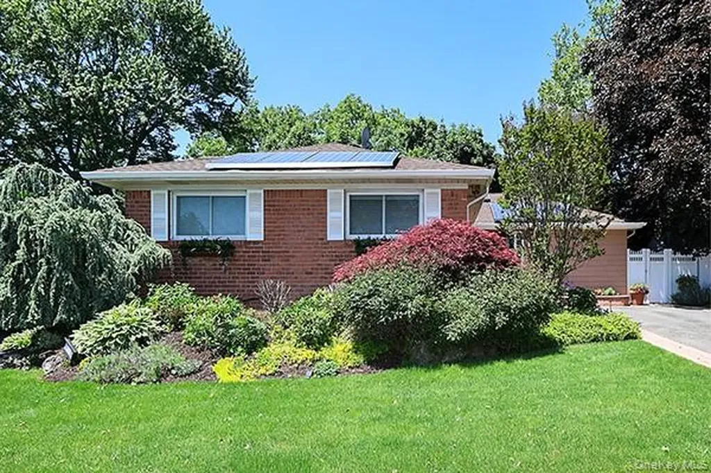 32 Randy Lane Plainview NY 11803