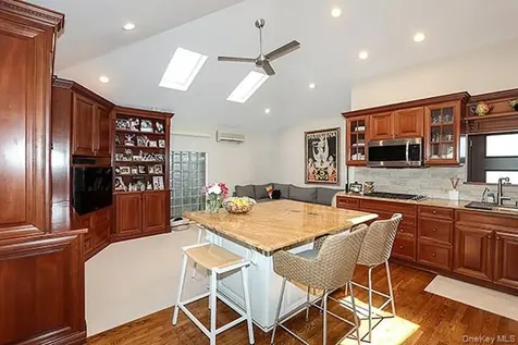 32 Randy Lane Plainview NY 11803