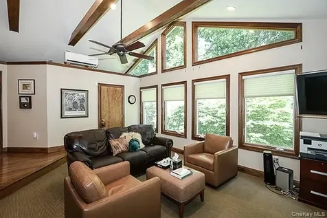32 Randy Lane Plainview NY 11803