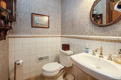 32 Randy Lane Plainview NY 11803