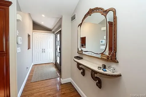 32 Randy Lane Plainview NY 11803