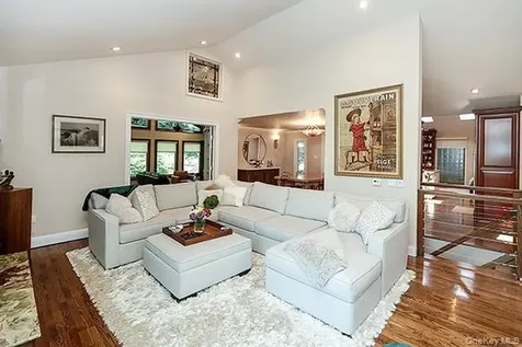 32 Randy Lane Plainview NY 11803