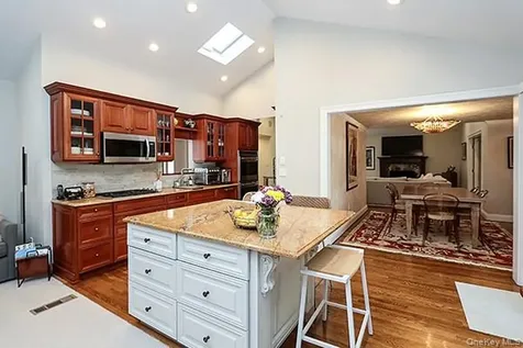 32 Randy Lane Plainview NY 11803