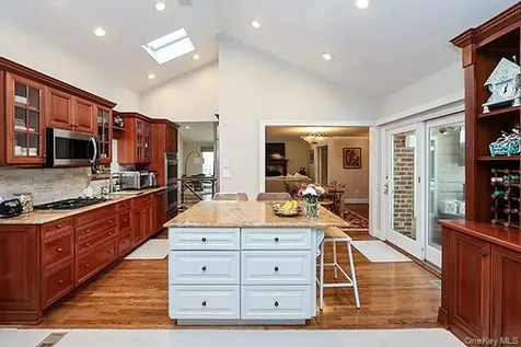 32 Randy Lane Plainview NY 11803