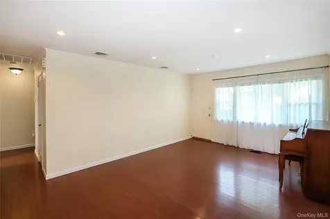 12 Ronan Road Glen Cove NY 11542