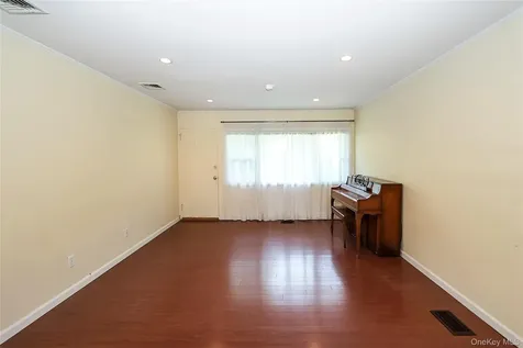 12 Ronan Road Glen Cove NY 11542