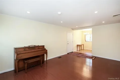12 Ronan Road Glen Cove NY 11542