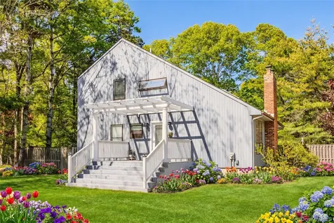 37 Blue Jay Way East Hampton NY 11937