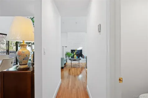 37 Blue Jay Way East Hampton NY 11937