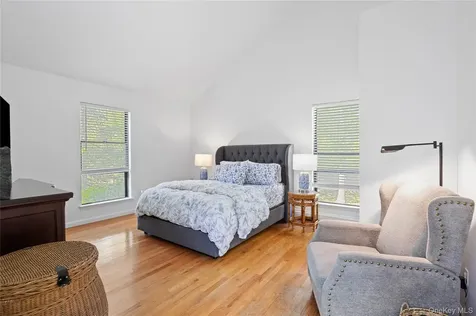 37 Blue Jay Way East Hampton NY 11937