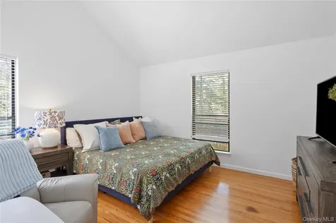 37 Blue Jay Way East Hampton NY 11937