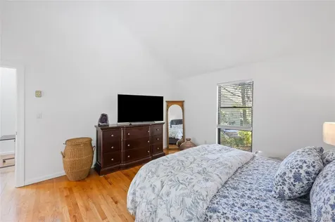 37 Blue Jay Way East Hampton NY 11937