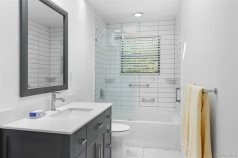 37 Blue Jay Way East Hampton NY 11937