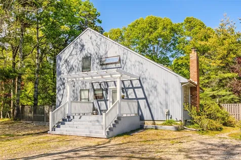 37 Blue Jay Way East Hampton NY 11937