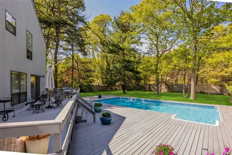 37 Blue Jay Way East Hampton NY 11937