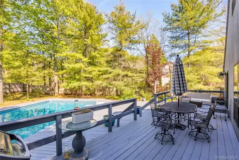 37 Blue Jay Way East Hampton NY 11937