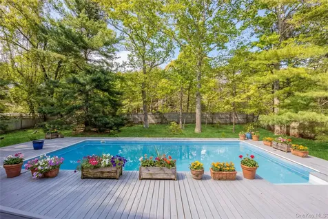 37 Blue Jay Way East Hampton NY 11937