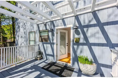 37 Blue Jay Way East Hampton NY 11937