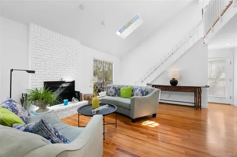 37 Blue Jay Way East Hampton NY 11937