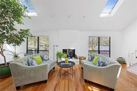 37 Blue Jay Way East Hampton NY 11937