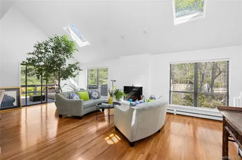 37 Blue Jay Way East Hampton NY 11937