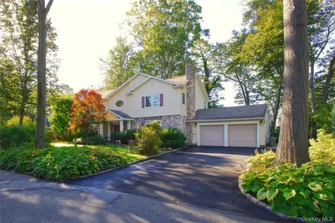 12 Avon Lane East Hills NY 11577