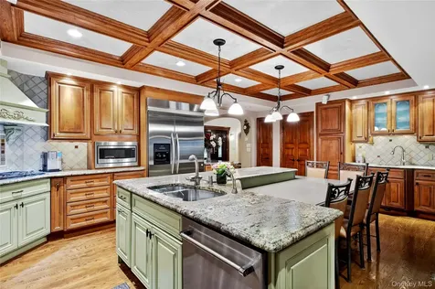 12 Avon Lane East Hills NY 11577