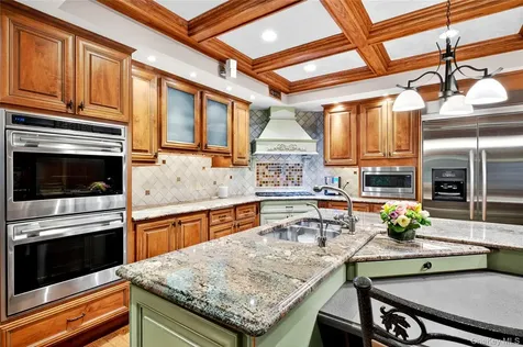 12 Avon Lane East Hills NY 11577