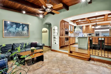 12 Avon Lane East Hills NY 11577