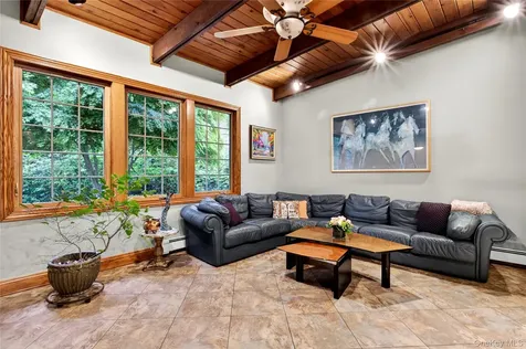 12 Avon Lane East Hills NY 11577