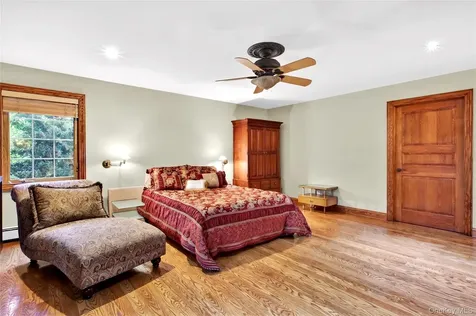 12 Avon Lane East Hills NY 11577