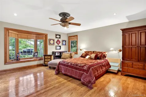 12 Avon Lane East Hills NY 11577