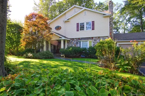 12 Avon Lane East Hills NY 11577