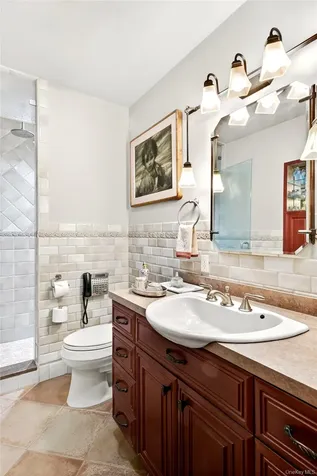 12 Avon Lane East Hills NY 11577