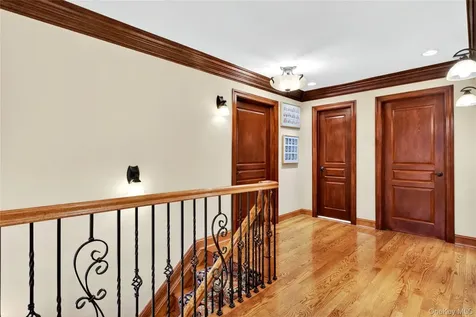 12 Avon Lane East Hills NY 11577