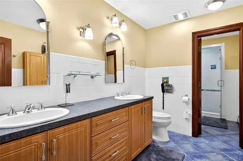 12 Avon Lane East Hills NY 11577