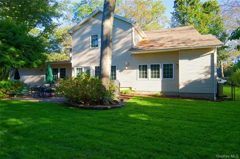 12 Avon Lane East Hills NY 11577