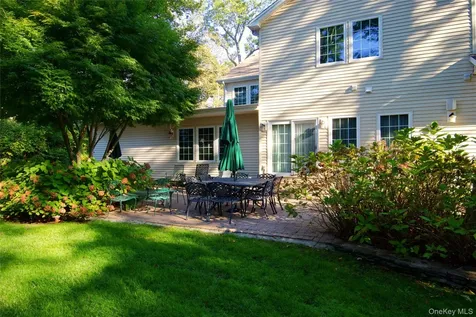 12 Avon Lane East Hills NY 11577