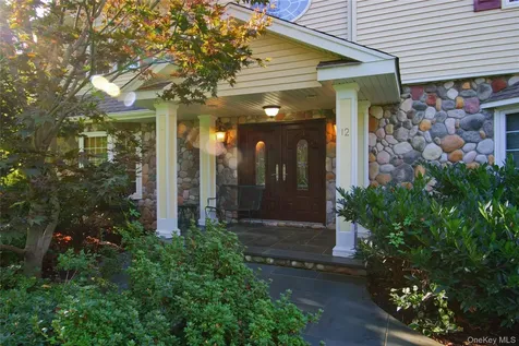 12 Avon Lane East Hills NY 11577