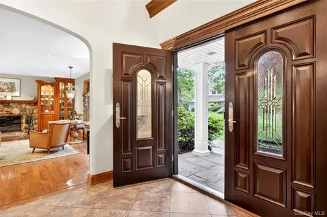 12 Avon Lane East Hills NY 11577