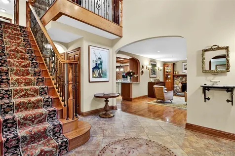 12 Avon Lane East Hills NY 11577