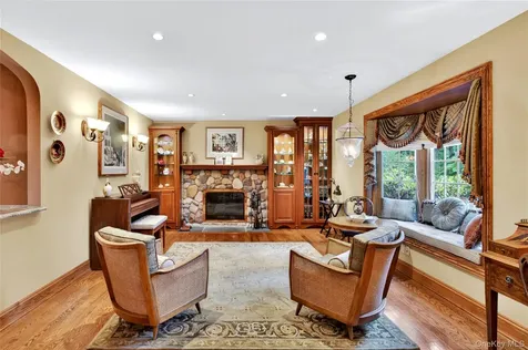 12 Avon Lane East Hills NY 11577