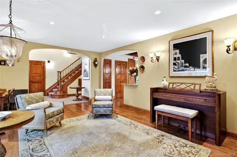 12 Avon Lane East Hills NY 11577