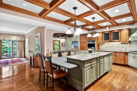12 Avon Lane East Hills NY 11577