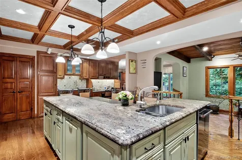 12 Avon Lane East Hills NY 11577